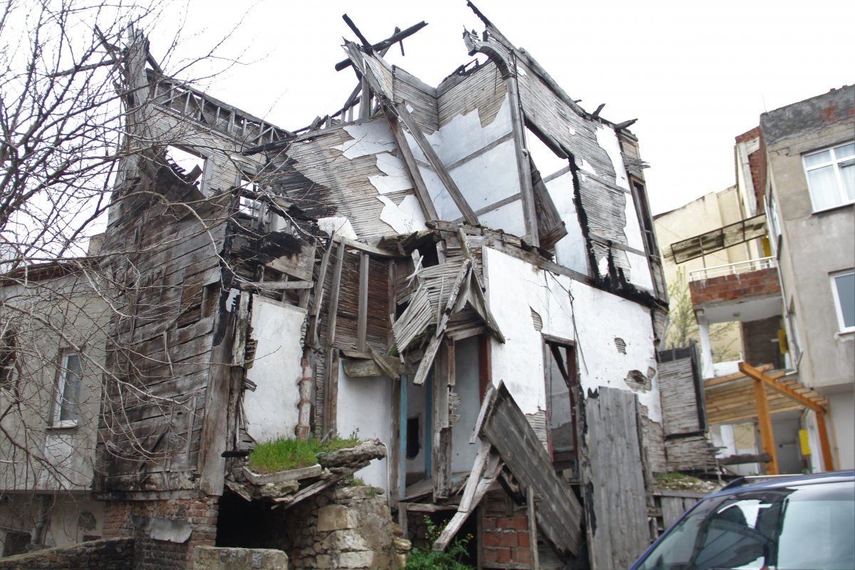 Sinop’ta enkaz halindeki ev mahalle sakinlerini tedirgin ediyor