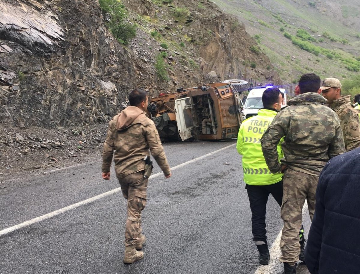 Hakkari-Van yolunda askeri araç devrildi: 3 asker yaralı