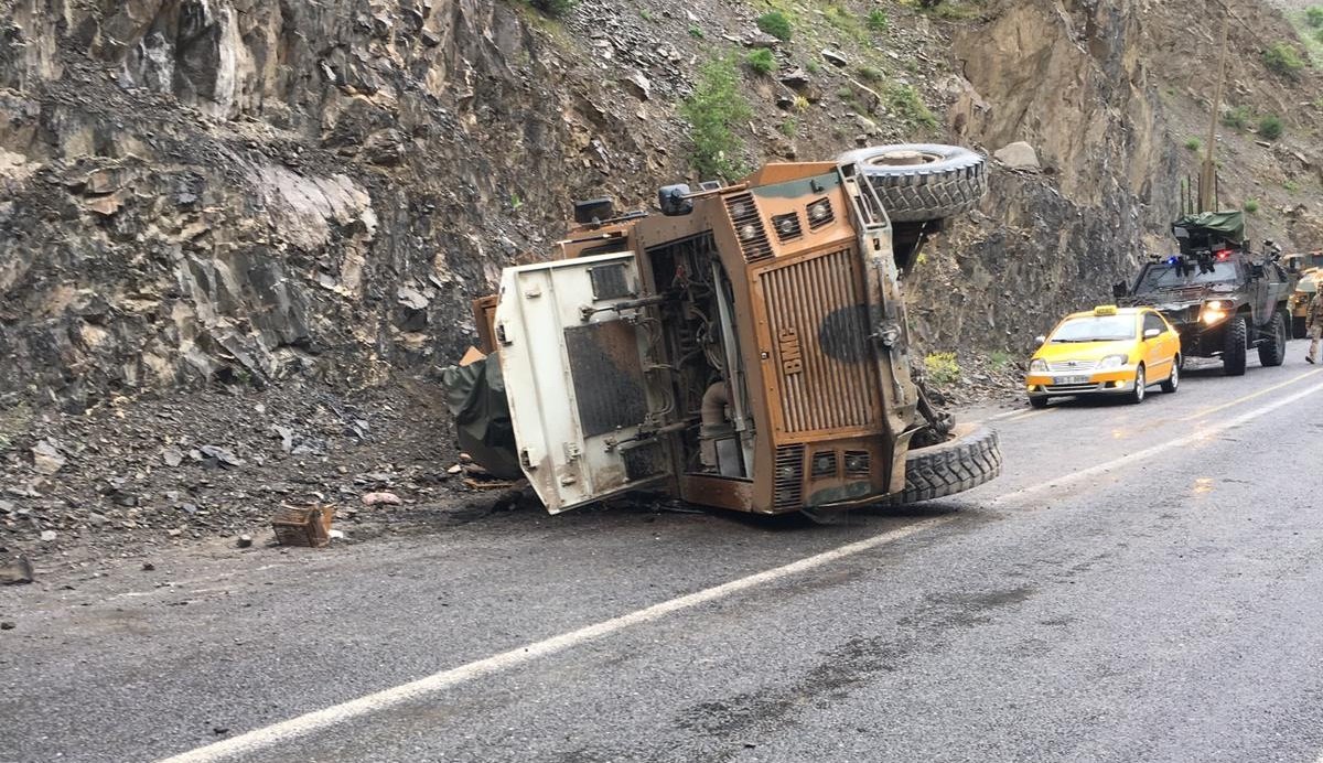 Hakkari-Van yolunda askeri araç devrildi: 3 asker yaralı