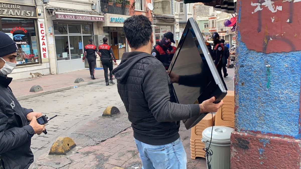 Beyoğlu’nda çalıntı televizyon ile polise yakalandı
