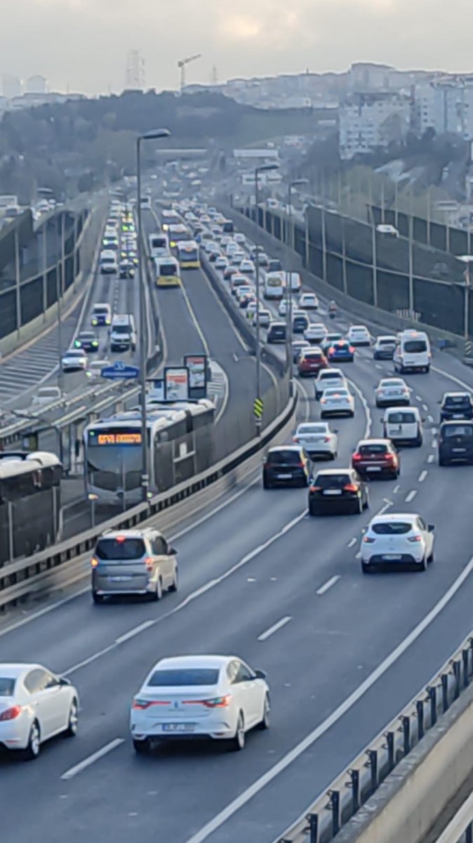 İstanbul'da 82 saatlik kısıtlama sonrası trafik yoğunluğu yaşanıyor