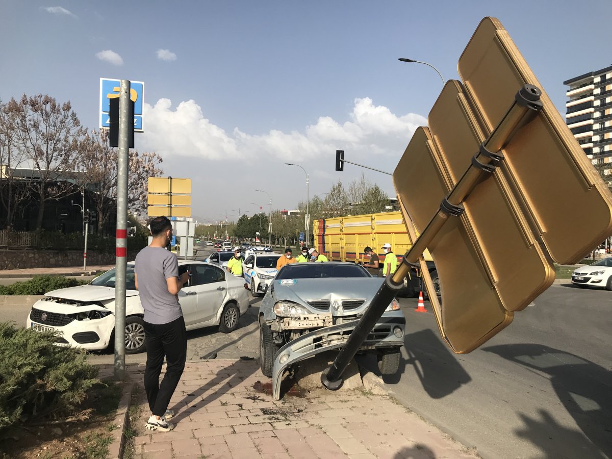 Elazığ’da kaza: Yön tabelasına çarparak durabildi