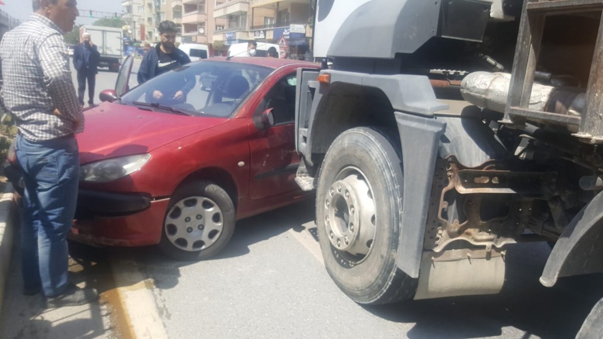 Aydın’da kamyon çarptığı otomobili sürükledi