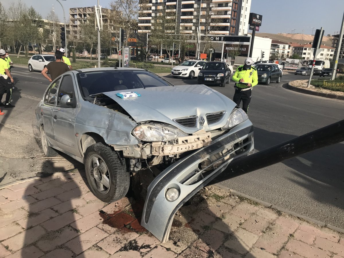 Elazığ’da kaza: Yön tabelasına çarparak durabildi