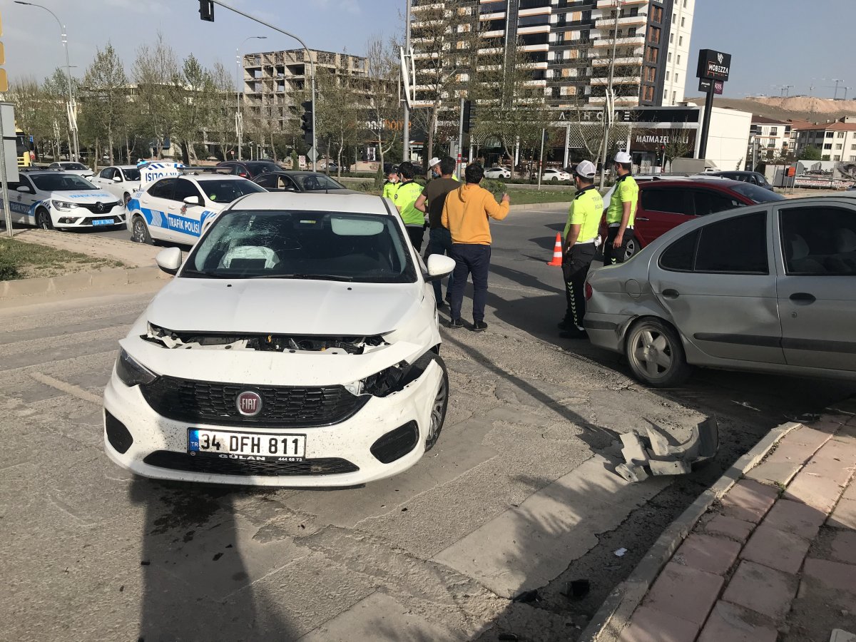 Elazığ’da kaza: Yön tabelasına çarparak durabildi