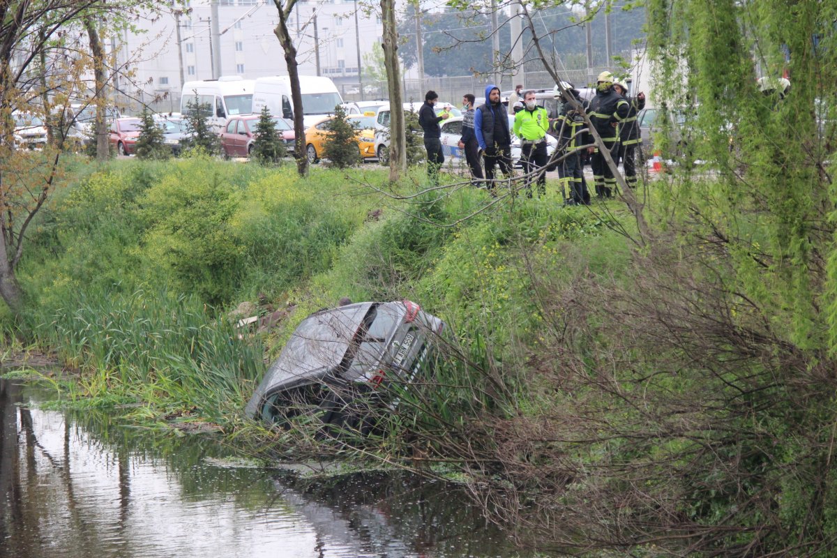 Kocaeli'de anne ve kızın içinde olduğu cip dereye uçtu