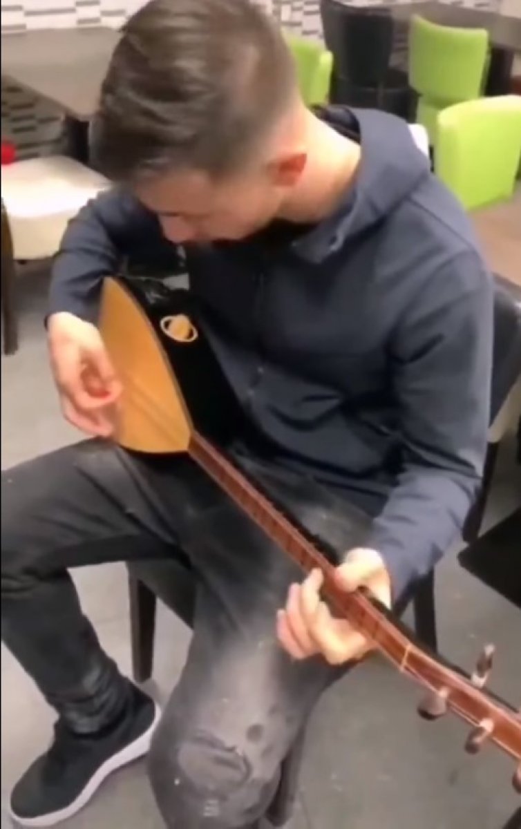 Halil Dervişoğlu'nun bağlama performansı