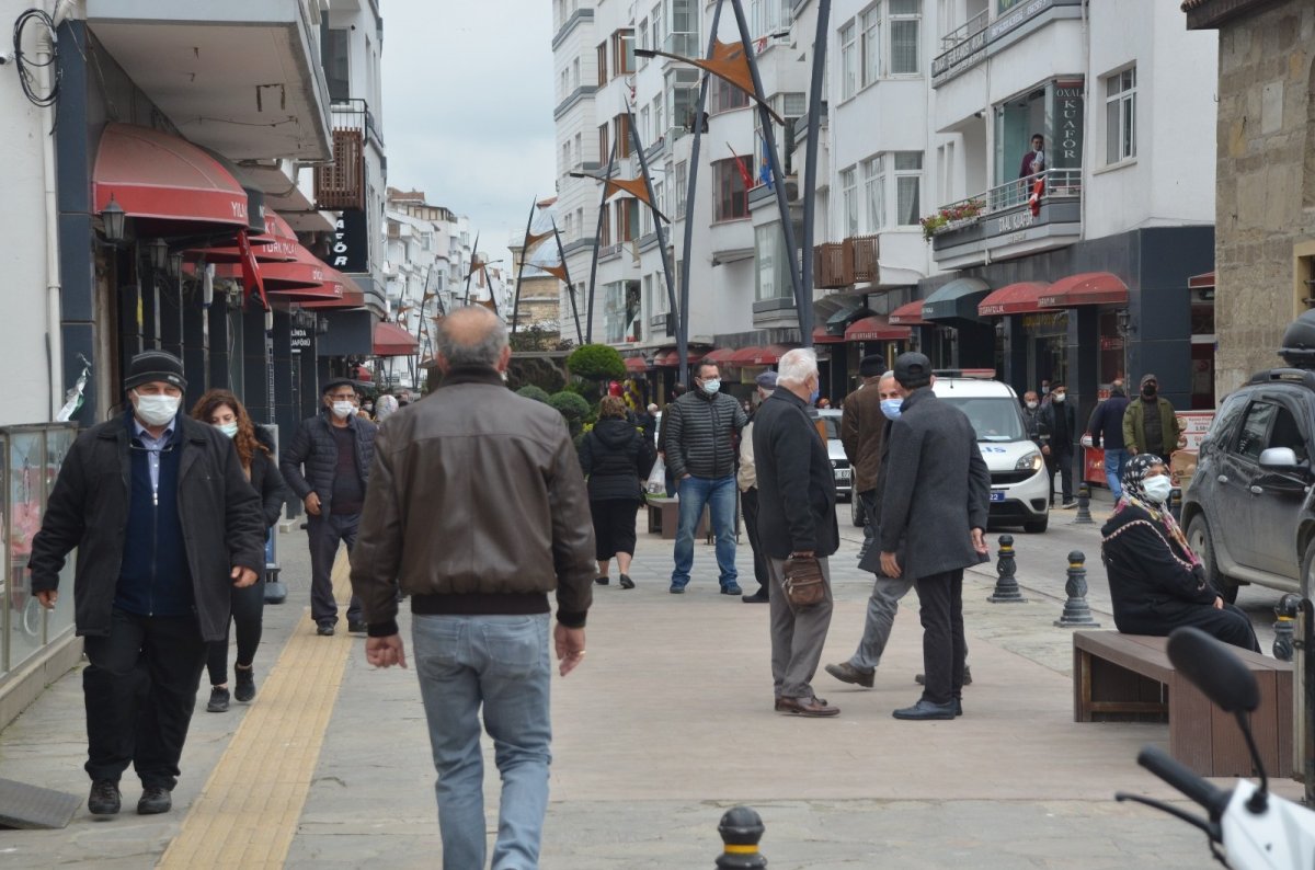 Sinop'ta kısıtlama sonrası caddeler doldu