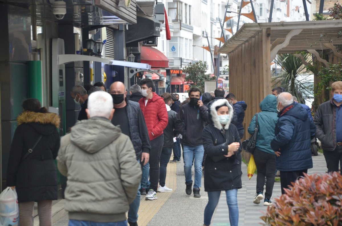 Sinop'ta kısıtlama sonrası caddeler doldu