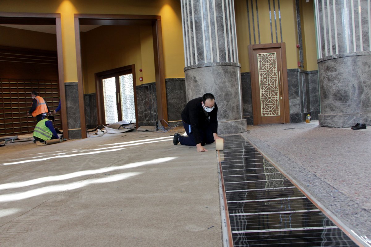 Taksim Camii'nin halıları seriliyor