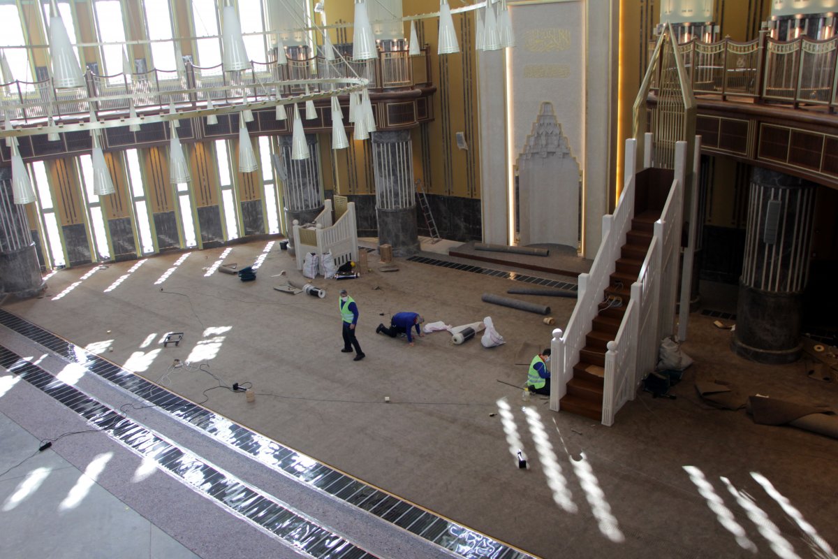 Taksim Camii'nin halıları seriliyor