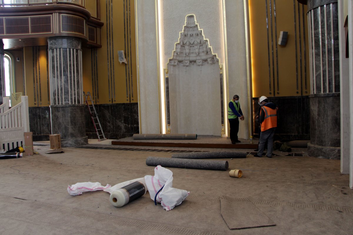 Taksim Camii'nin halıları seriliyor