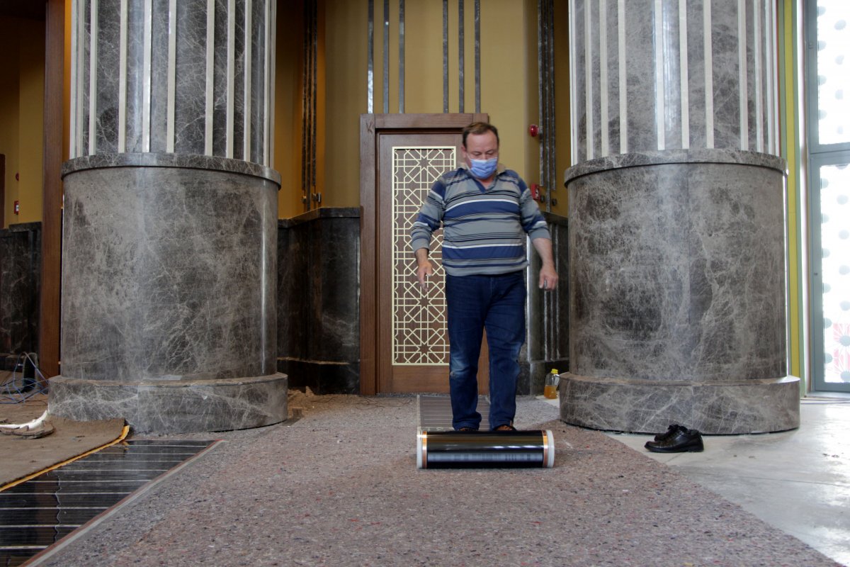 Taksim Camii'nin halıları seriliyor