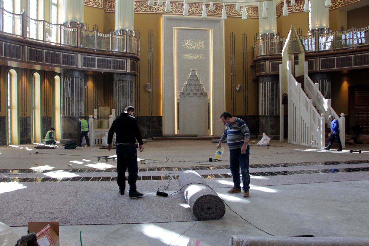 Taksim Camii'nin halıları seriliyor