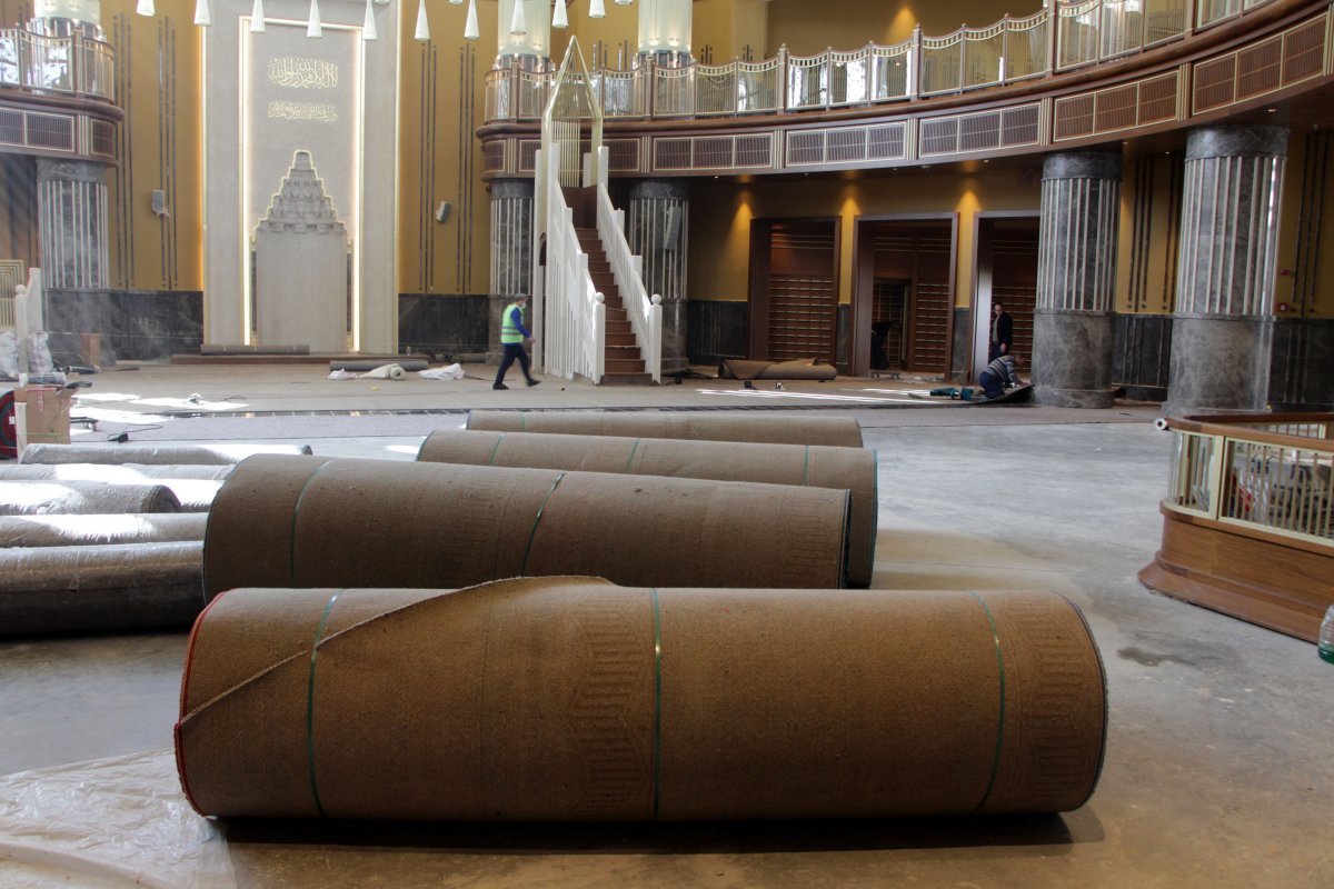 Taksim Camii'nin halıları seriliyor