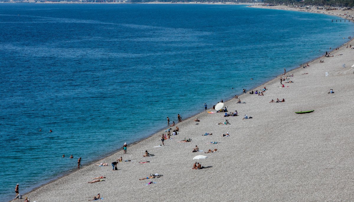 Antalya'da Konyaaltı sahili doldu