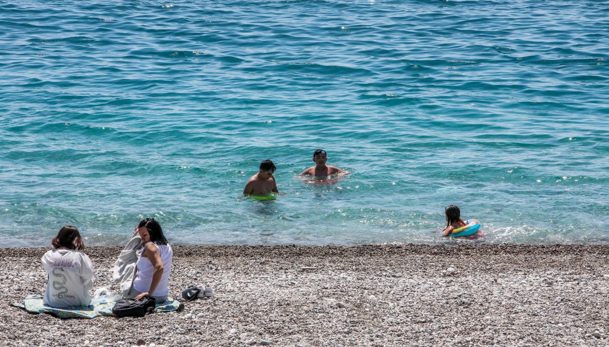 Antalya'da Konyaaltı sahili doldu