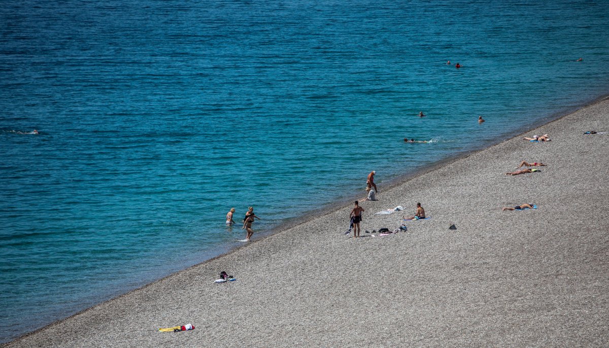 Antalya'da Konyaaltı sahili doldu