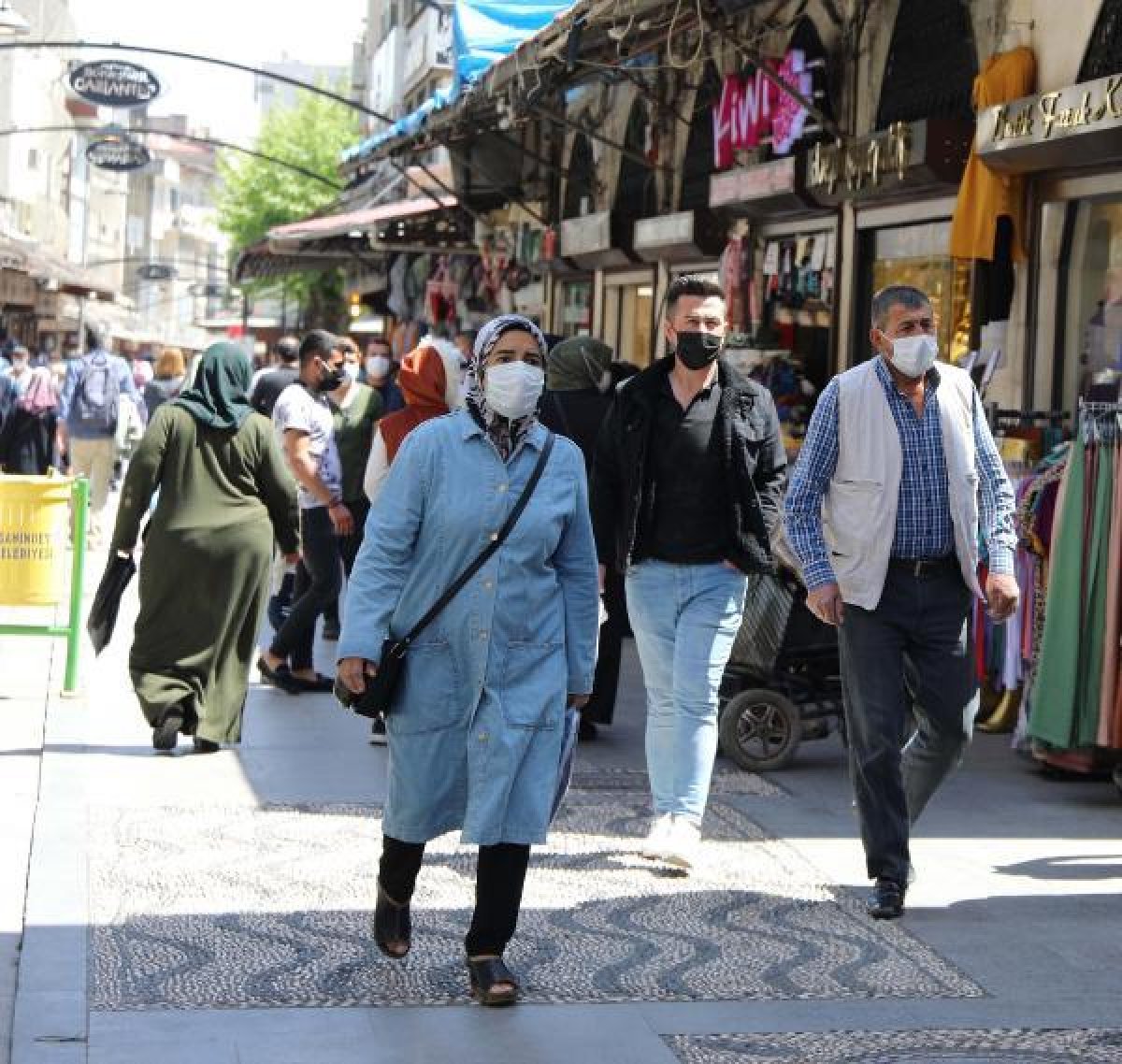 Gaziantepliler kapanma öncesi caddeleri doldurdu