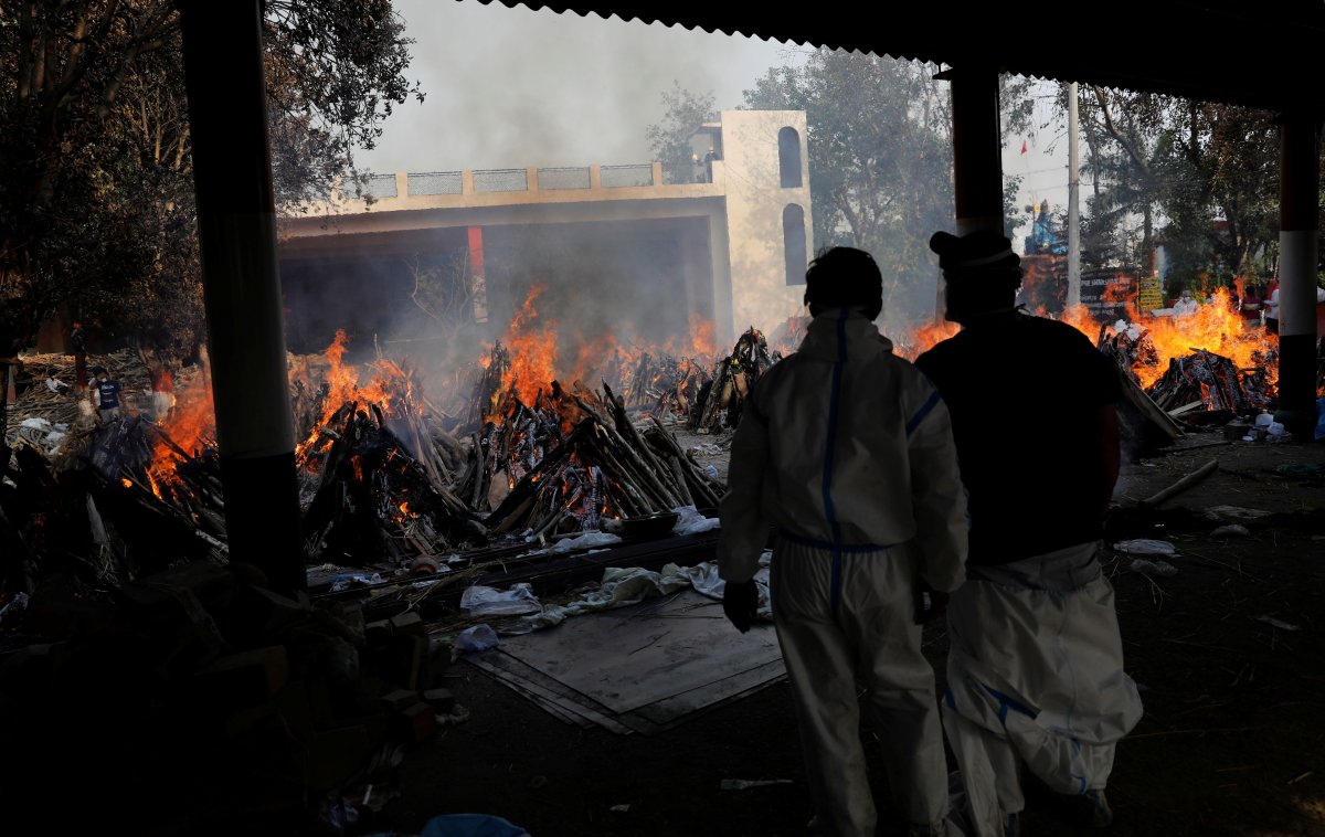 In India, they burn people who died from corona in the streets #8