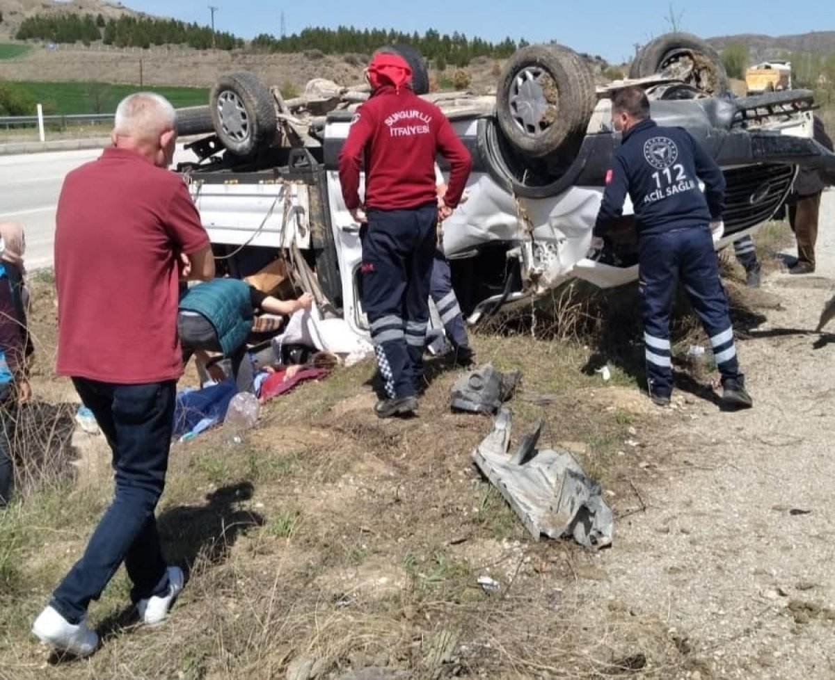 Çorum’da kontrolden çıkan araç devrildi