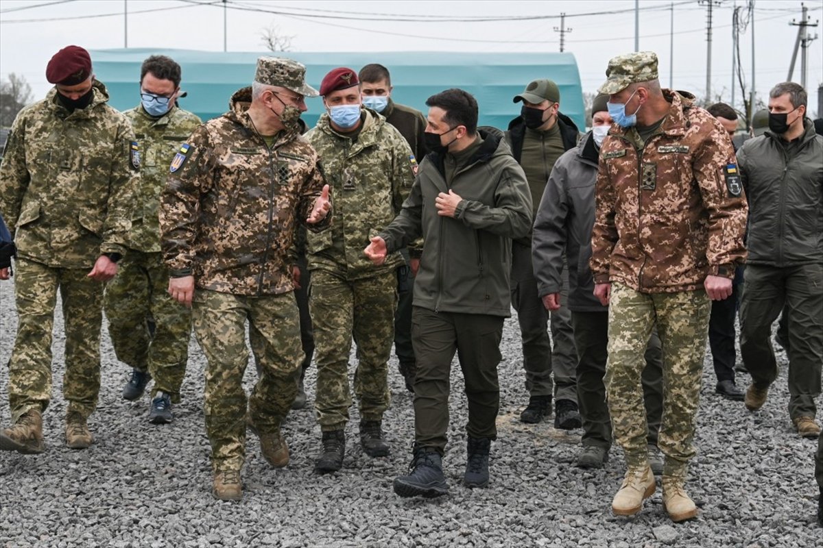 Ukrayna Devlet Başkanı Zelenskiy'den cephe hattına ziyaret