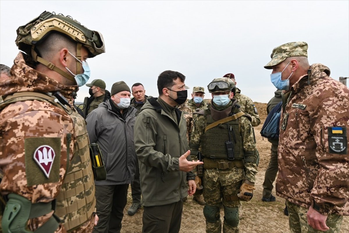 Ukrayna Devlet Başkanı Zelenskiy'den cephe hattına ziyaret