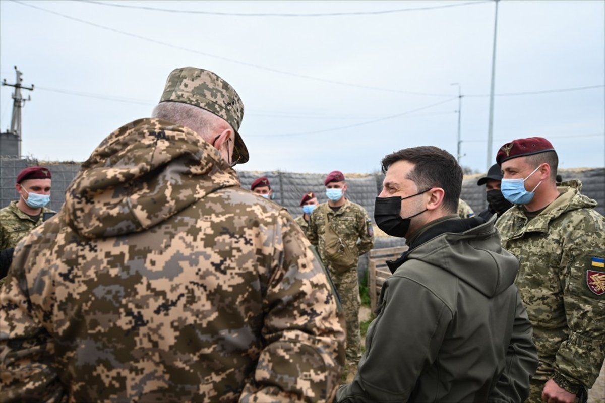 Ukrayna Devlet Başkanı Zelenskiy'den cephe hattına ziyaret