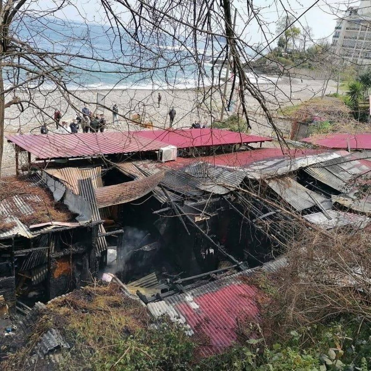 Giresun’da plajda çıkan yangın ahşap yapıları sardı