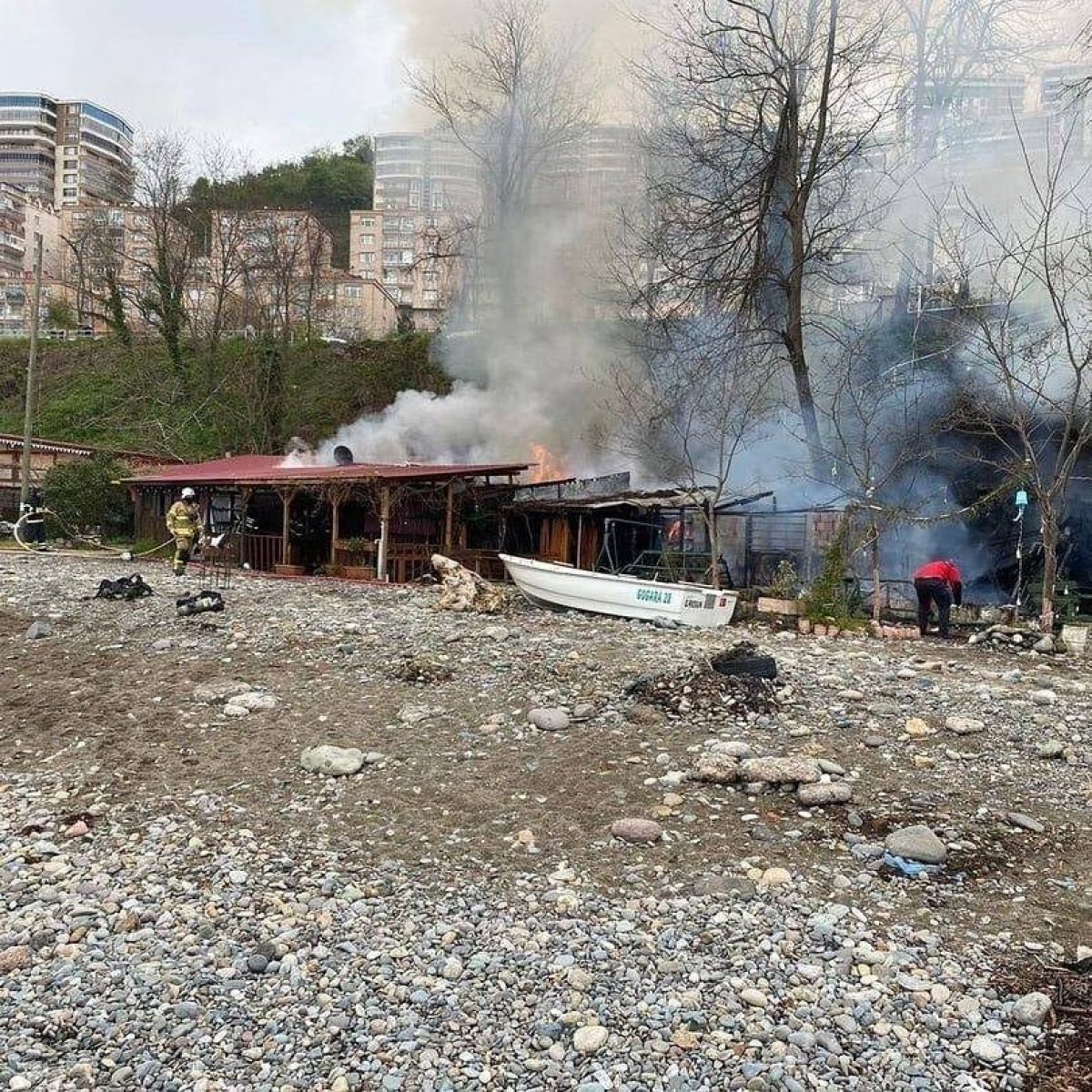 Giresun’da plajda çıkan yangın ahşap yapıları sardı