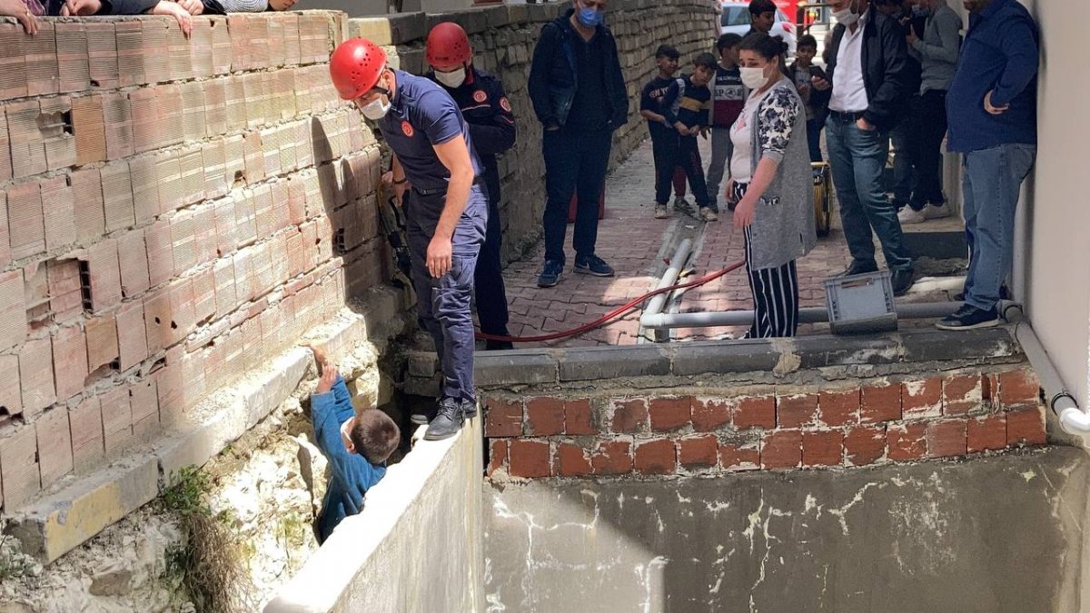 Arnavutköy'de iki duvar arasına düşüp, sıkıştı