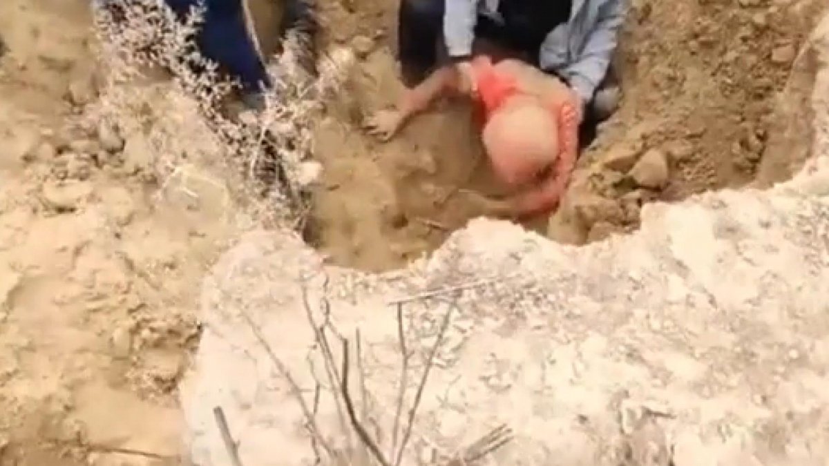 Landslide in China: 2 children stranded #3