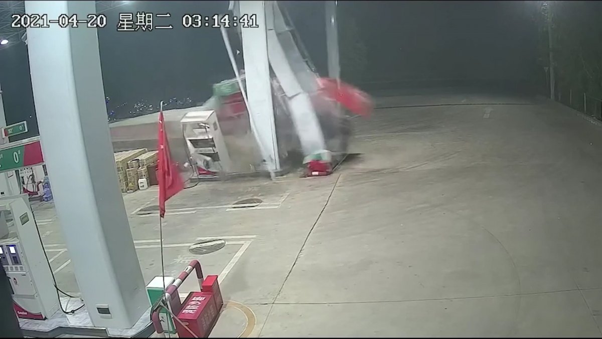 Truck driver crashed into gas station in China #2