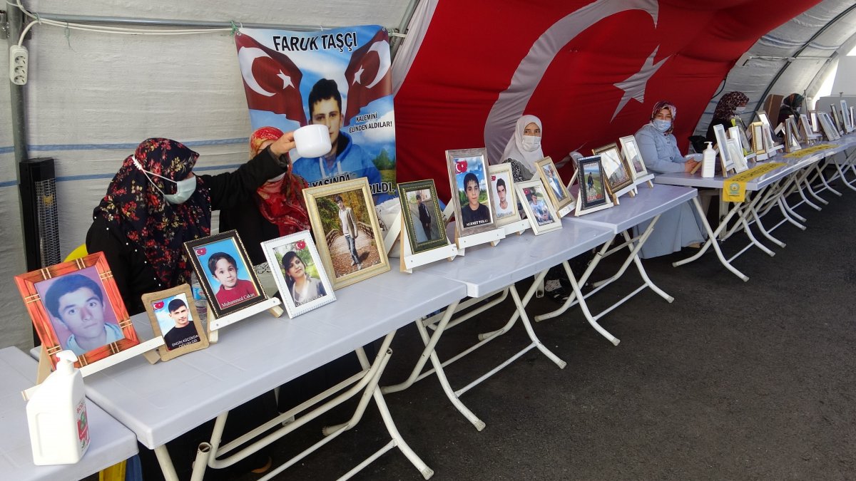 Diyarbakır annesi Hatice Levent: Eli kalem tutuyordu, silah verdiler