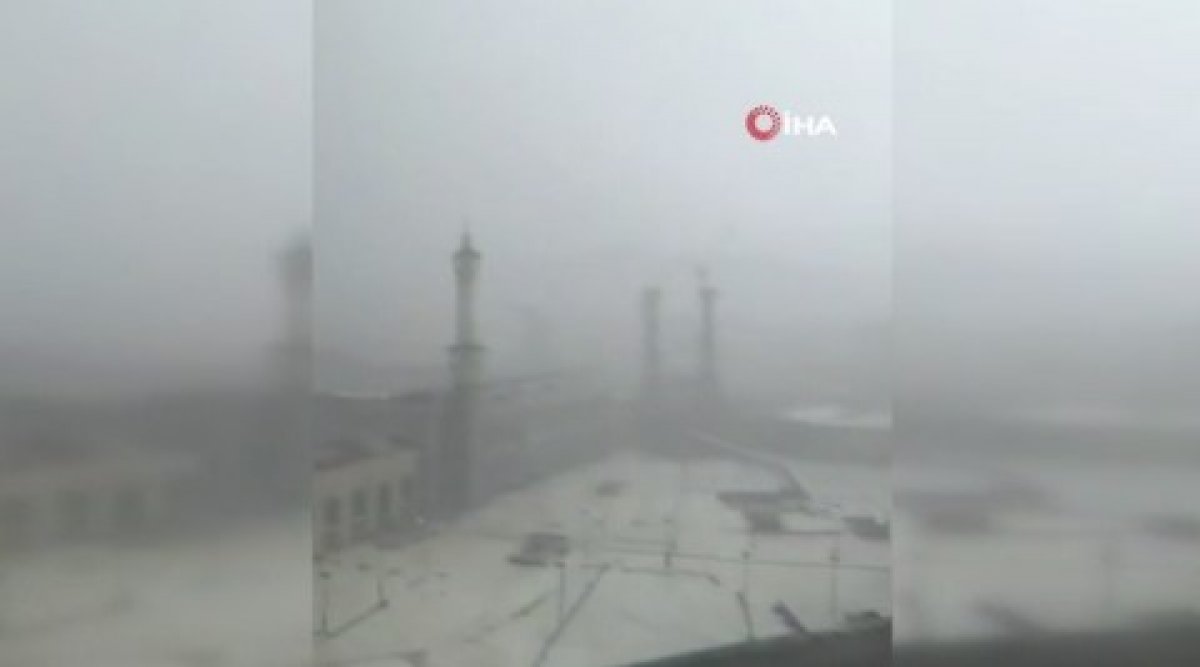 Kabe’de sağanak yağışa rağmen tavaf devam etti