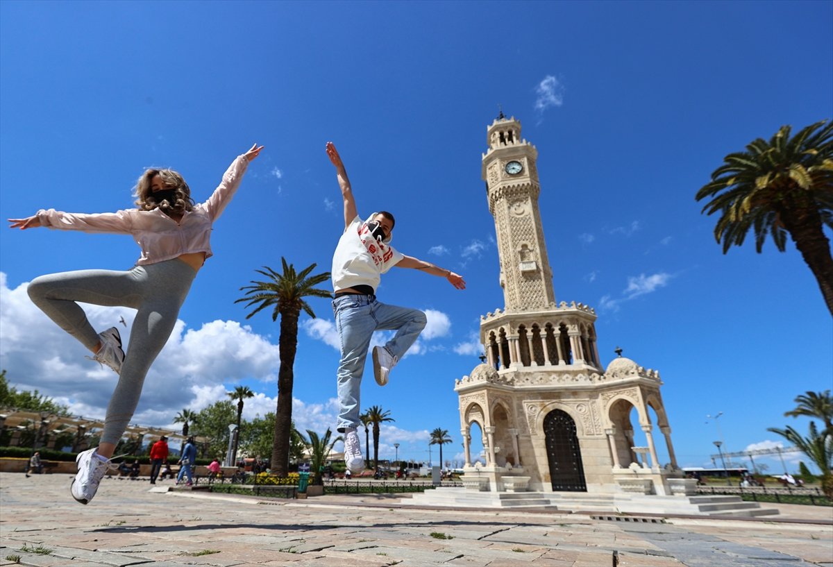 İzmir'de dansçılar, meydanlarda dans etti