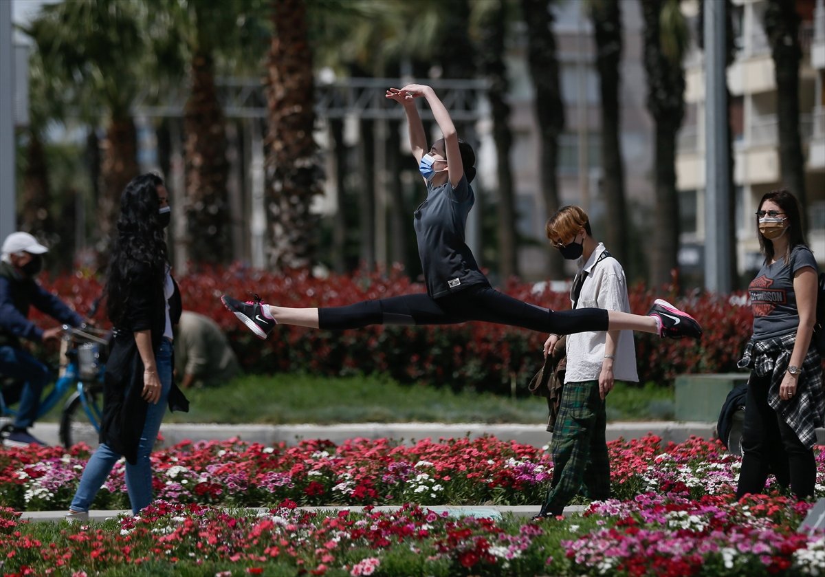 İzmir'de dansçılar, meydanlarda dans etti