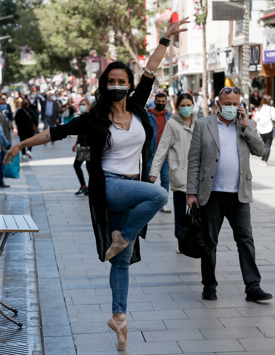 İzmir'de dansçılar, meydanlarda dans etti