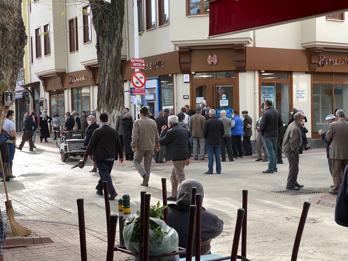 Bursa’da banka kapısındaki kalabalığa polis müdahalesi