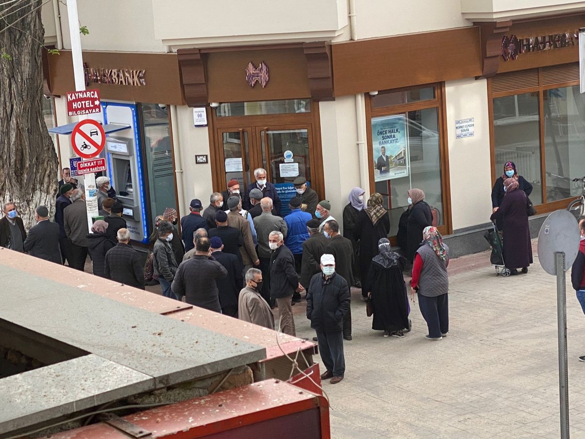 Bursa’da banka kapısındaki kalabalığa polis müdahalesi