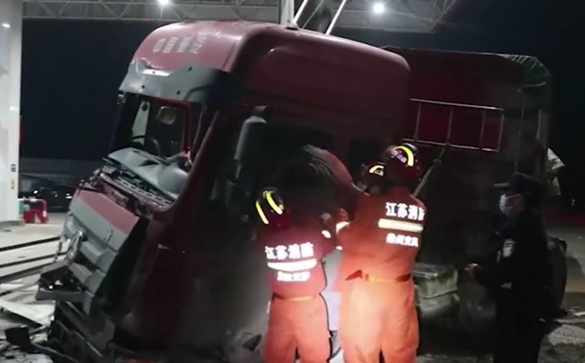Truck driver crashes into gas station in China #4