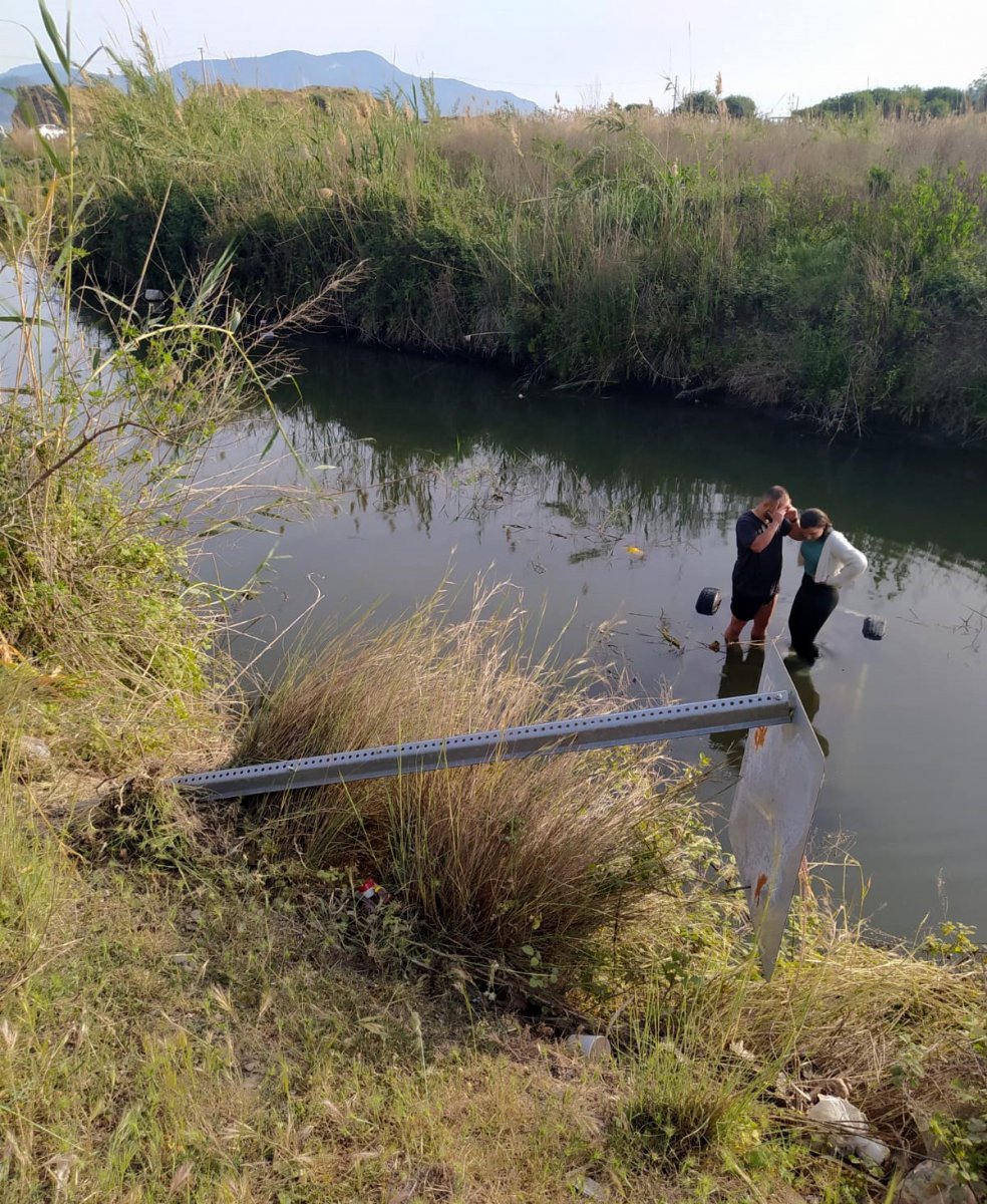 Muğla’da dereye uçan aracın üzerine çıkıp yardım beklediler