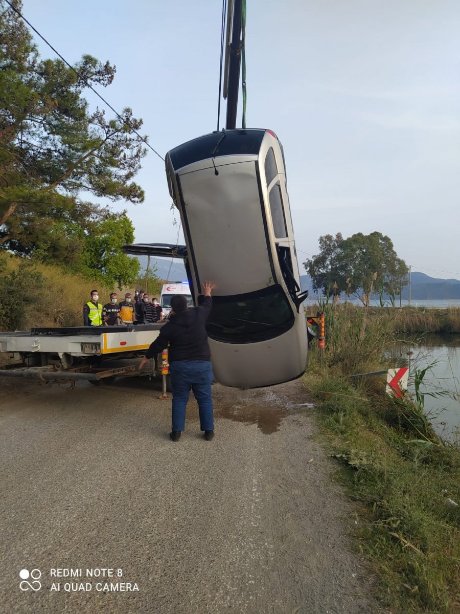 Muğla’da dereye uçan aracın üzerine çıkıp yardım beklediler