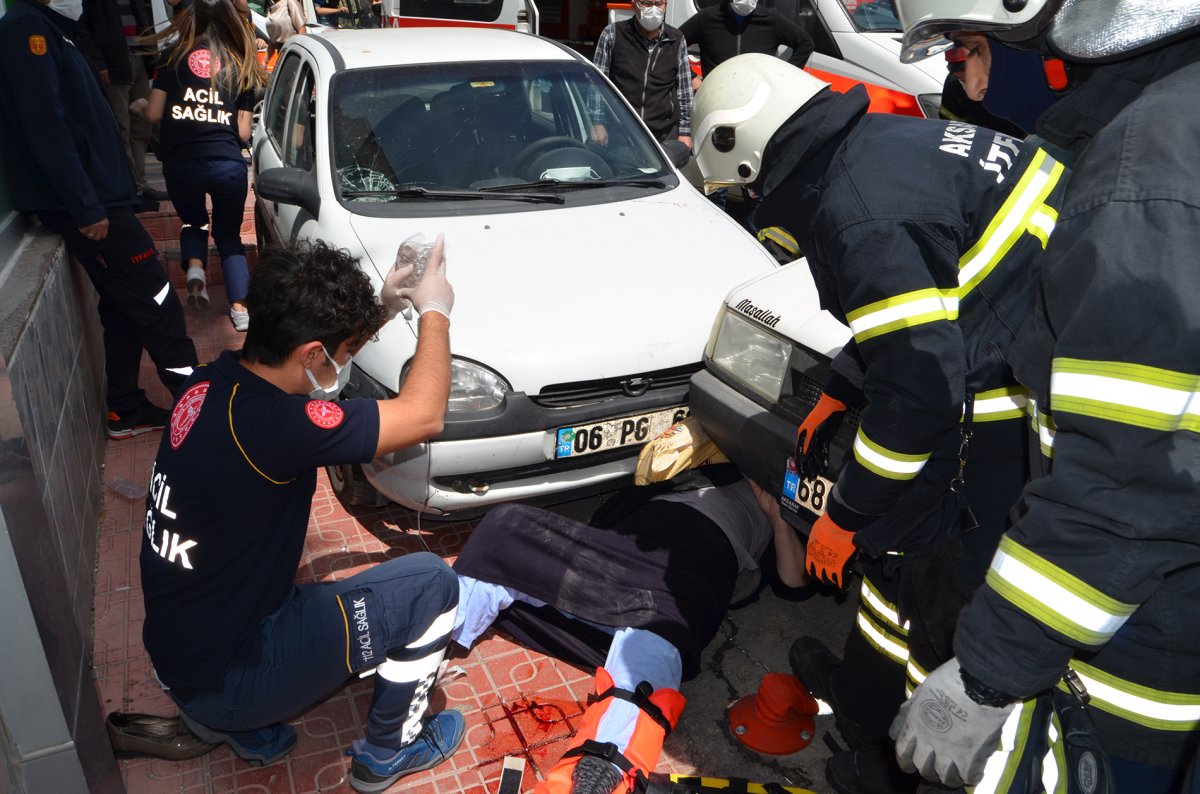 Aksaray'da ambulanstan inen kadına otomobil çarptı