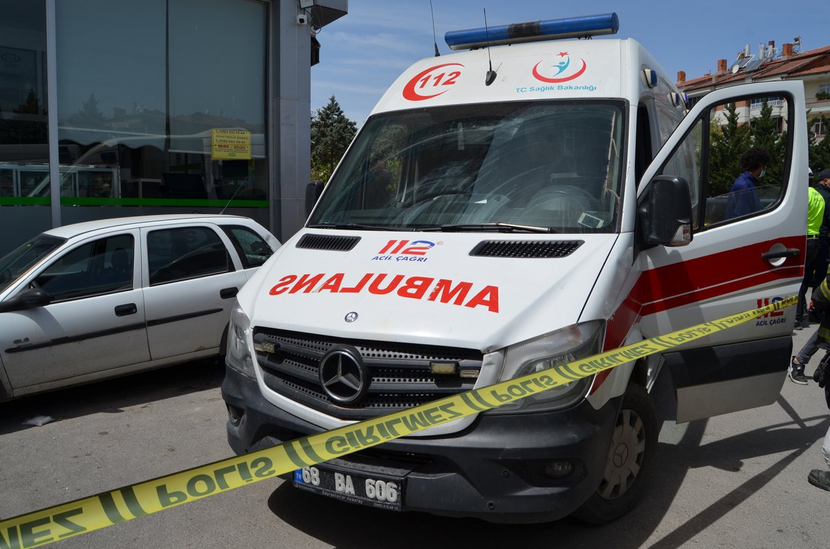 Aksaray'da ambulanstan inen kadına otomobil çarptı