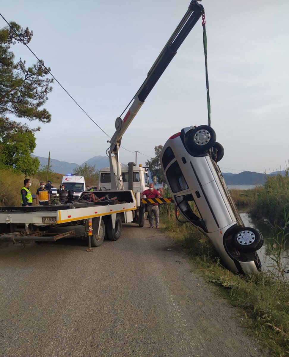 Muğla’da dereye uçan aracın üzerine çıkıp yardım beklediler