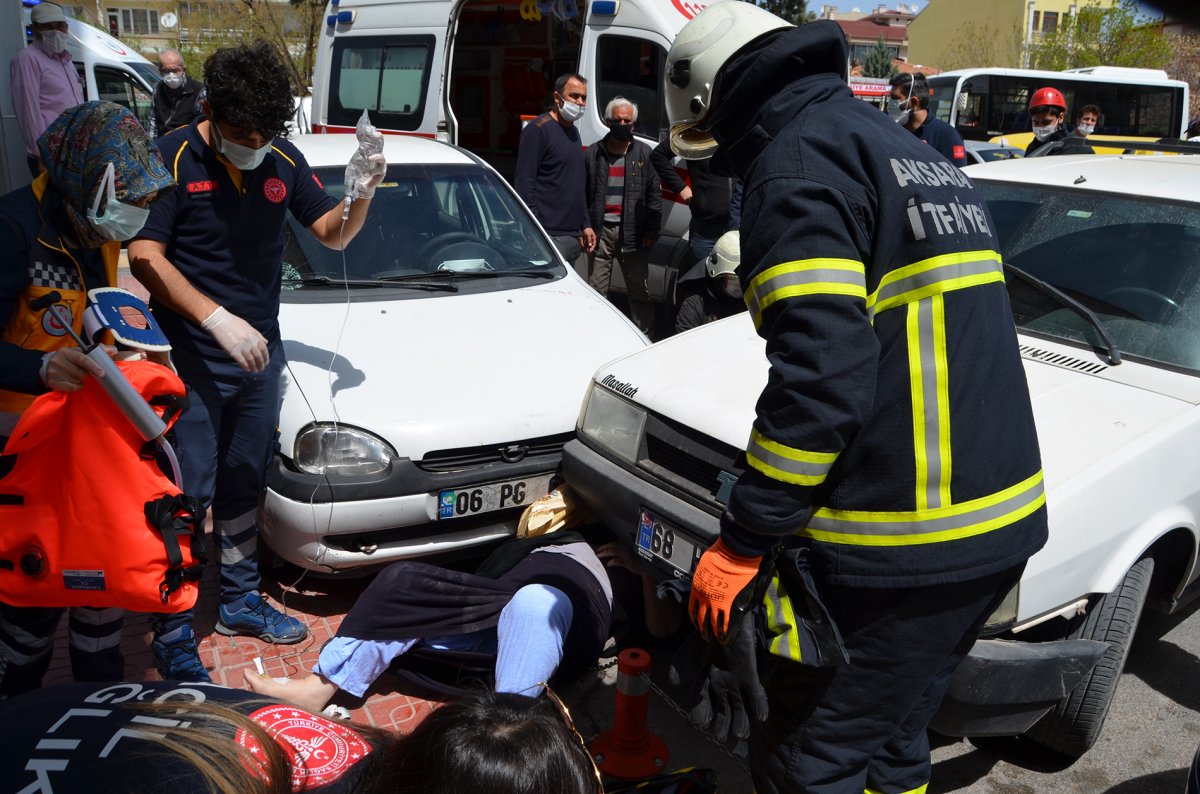 Aksaray'da ambulanstan inen kadına otomobil çarptı