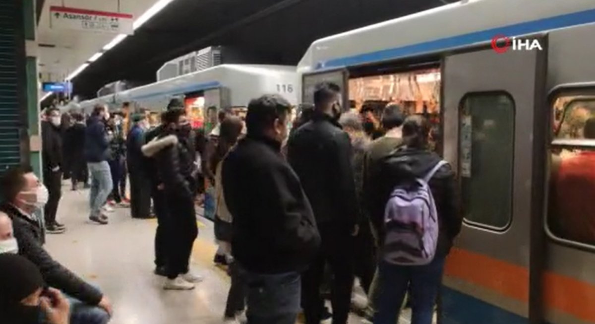 İstanbul’da metro seferleri aksadı, sosyal mesafe kalmadı #5