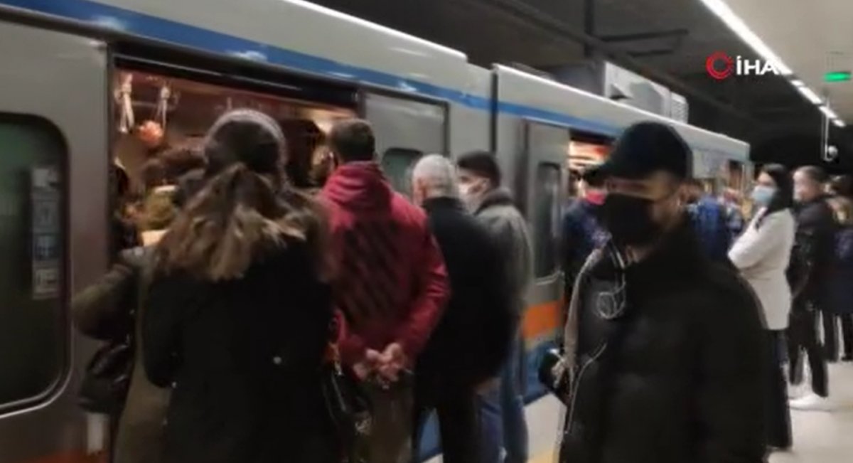 İstanbul’da metro seferleri aksadı, sosyal mesafe kalmadı #7