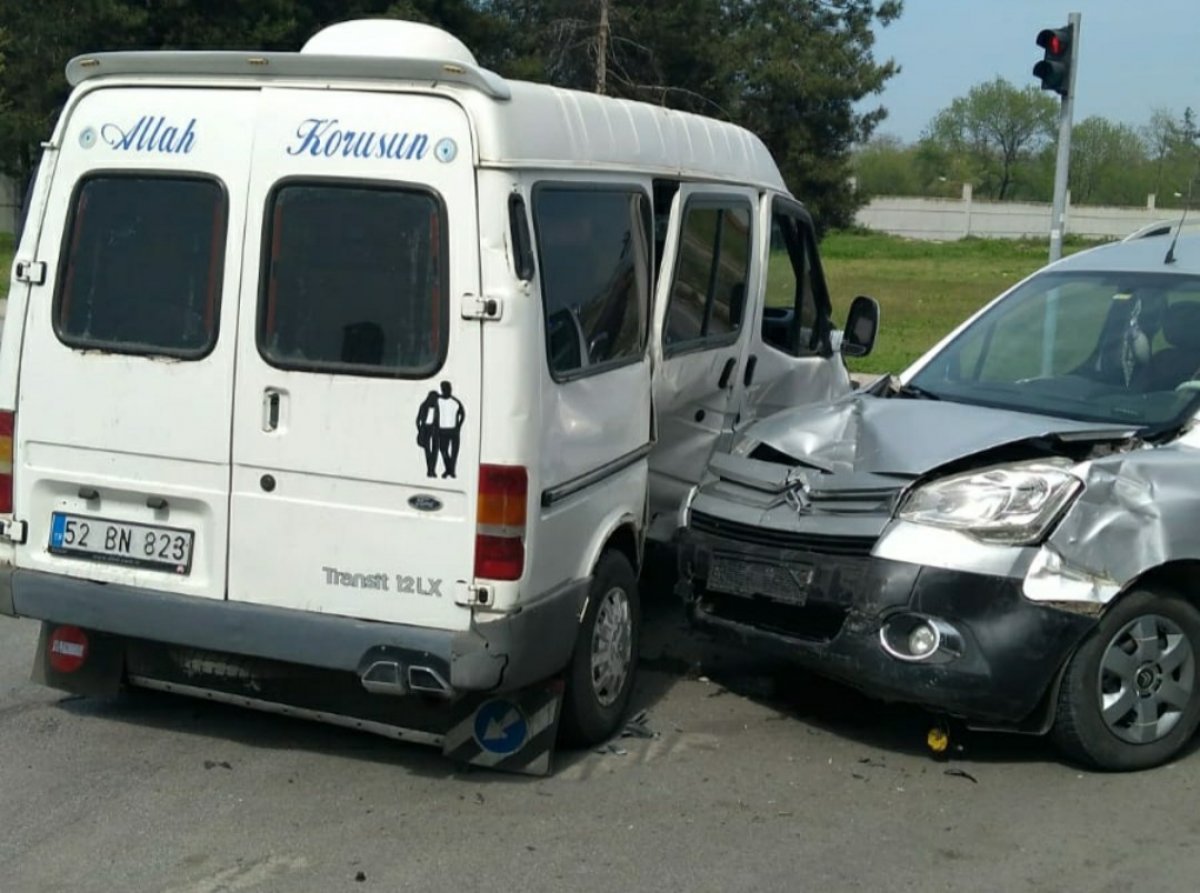 Samsun'da hafif ticari araç ile minibüs çarpıştı